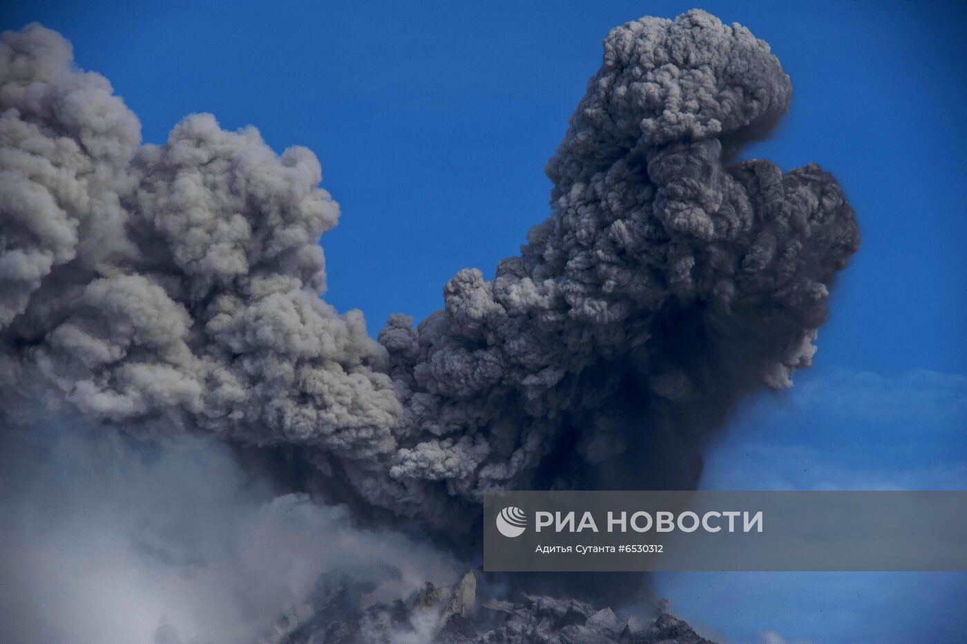 Извержение вулкана Синабунг в Индонезии