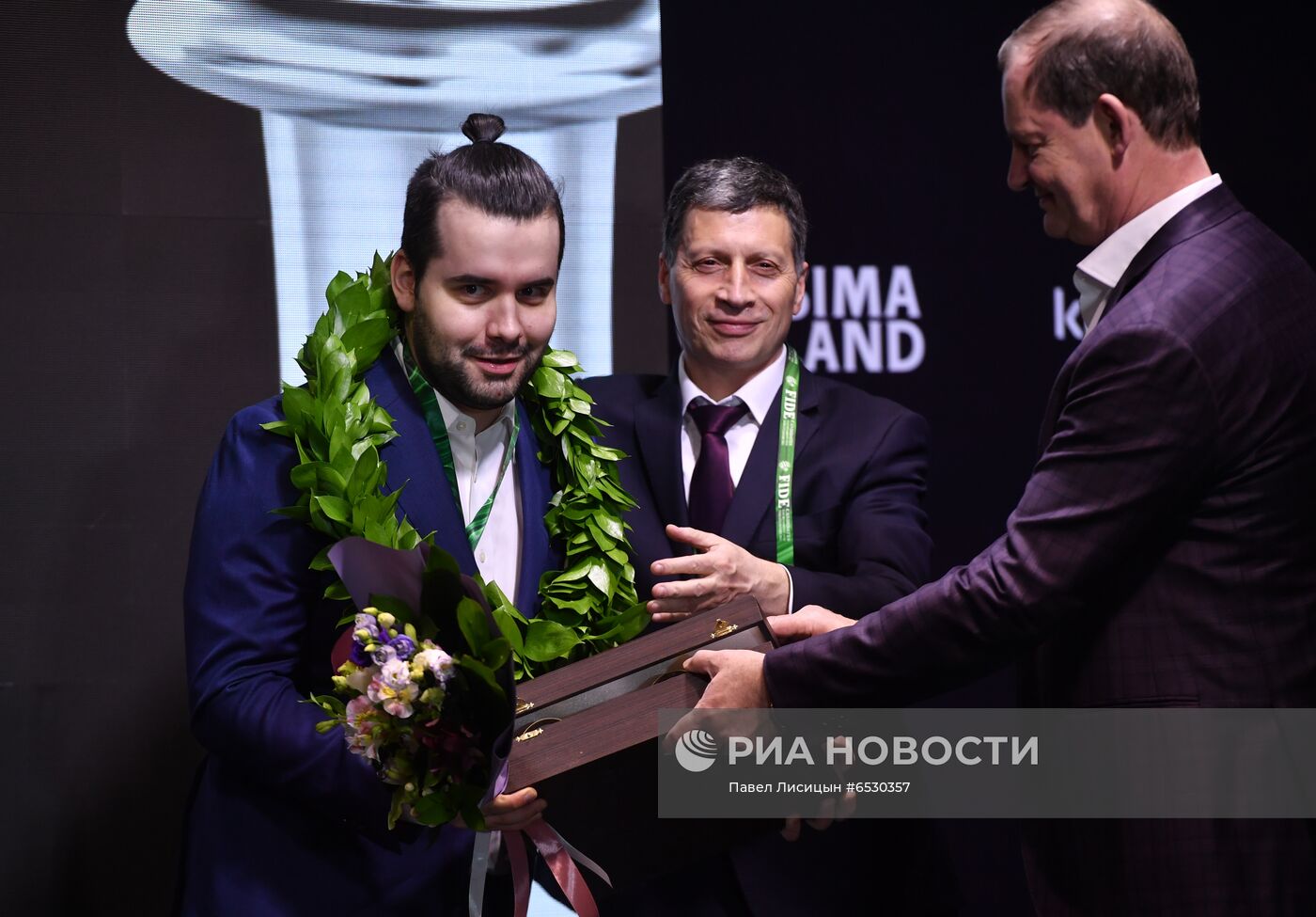 Награждение шахматиста Я. Непомнящего - победителя турнира претендентов