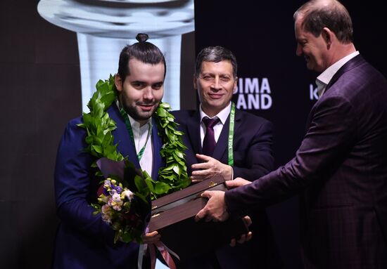 Награждение шахматиста Я. Непомнящего - победителя турнира претендентов 