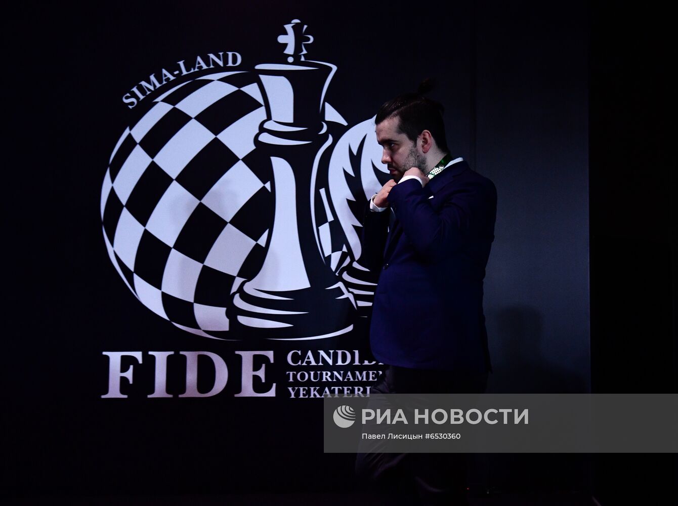 Награждение шахматиста Я. Непомнящего - победителя турнира претендентов