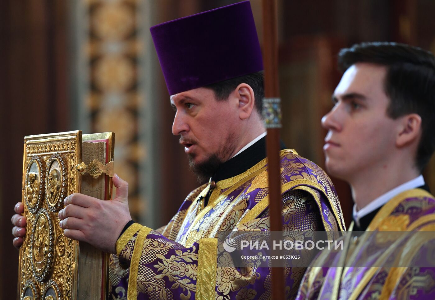 Патриаршее служение и чин освящения святого мира в храме Христа Спасителя 