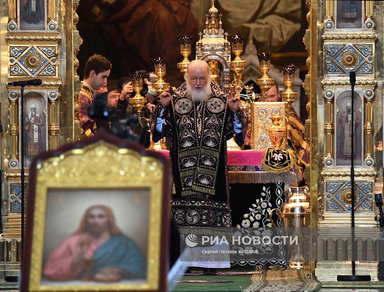 Патриаршее служение и чин освящения святого мира в храме Христа Спасителя 