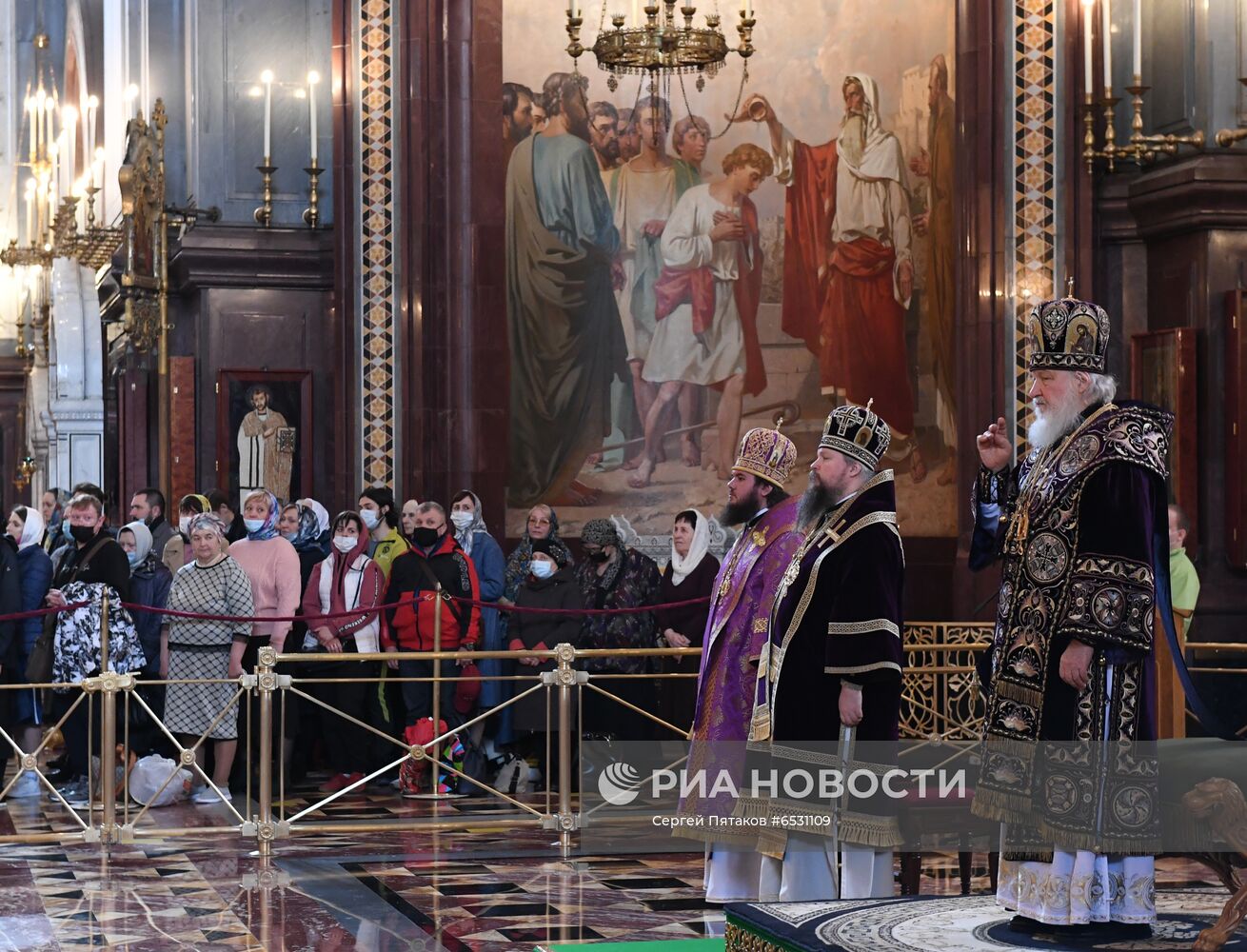 Патриаршее служение и чин освящения святого мира в храме Христа Спасителя 