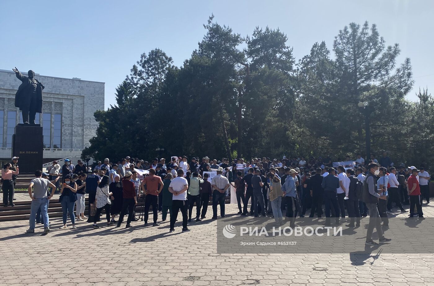 Митинг в Бишкеке в связи с ситуацией на границе