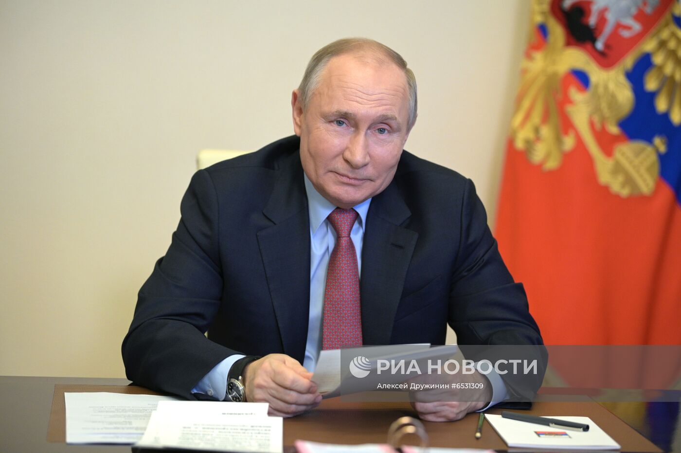 Президент РФ В. Путин провел встречу с представителями деловых кругов Франции