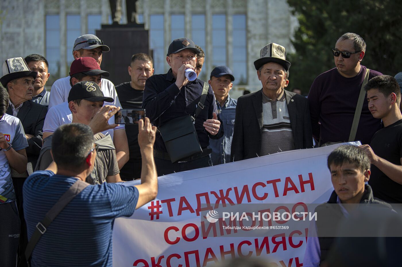 Митинг в Бишкеке в связи с ситуацией на границе