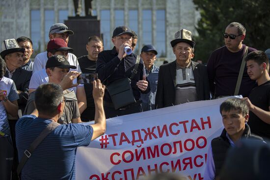 Митинг в Бишкеке в связи с ситуацией на границе