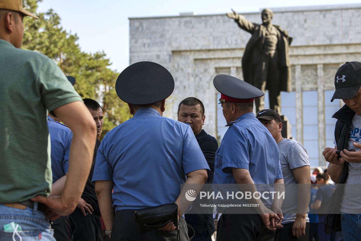 Митинг в Бишкеке в связи с ситуацией на границе