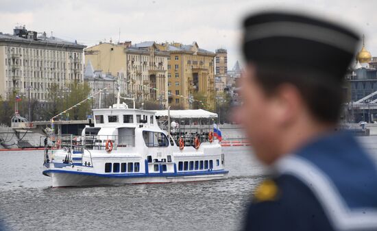 Парад теплоходов в честь начала 88-й пассажирской навигации на Москве-реке