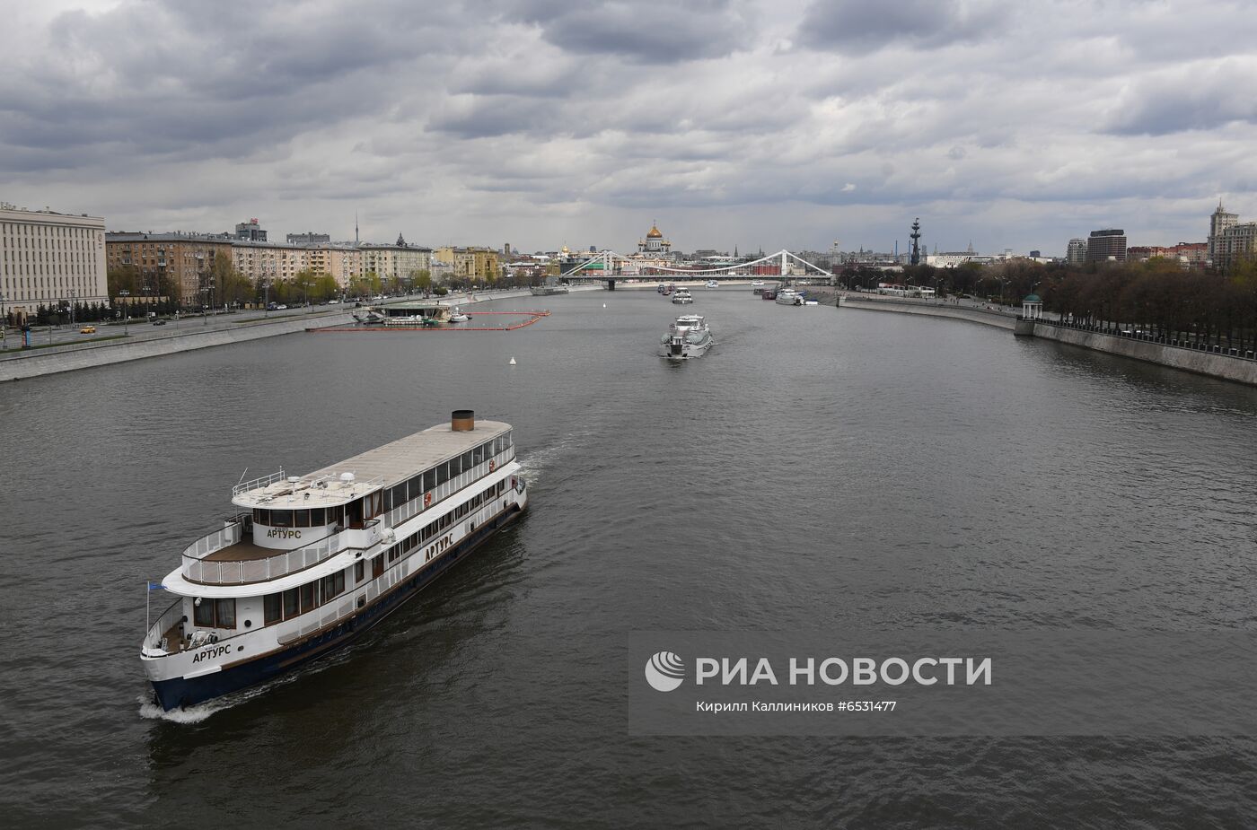 Парад теплоходов в честь начала 88-й пассажирской навигации на Москве-реке