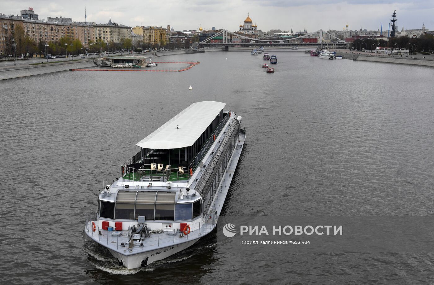 Парад теплоходов в честь начала 88-й пассажирской навигации на Москве-реке