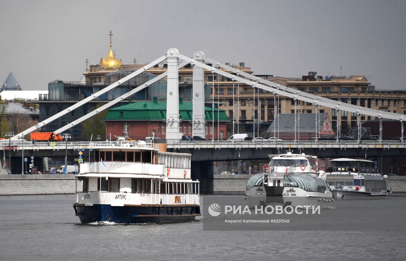 Парад теплоходов в честь начала 88-й пассажирской навигации на Москве-реке