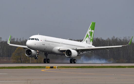 Прилет самолета S7 Airlines в новой ливрее в Домодедово