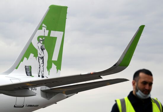 Прилет самолета S7 Airlines в новой ливрее в Домодедово