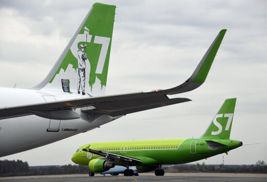 Прилет самолета S7 Airlines в новой ливрее в Домодедово