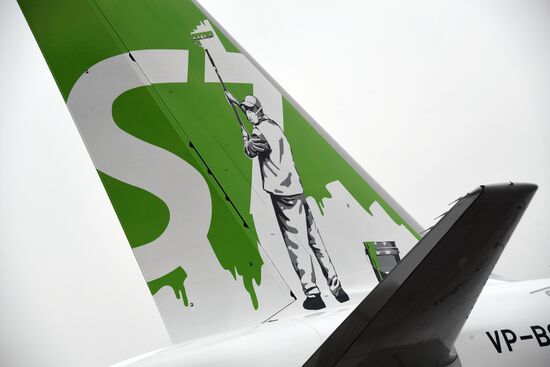 Прилет самолета S7 Airlines в новой ливрее в Домодедово