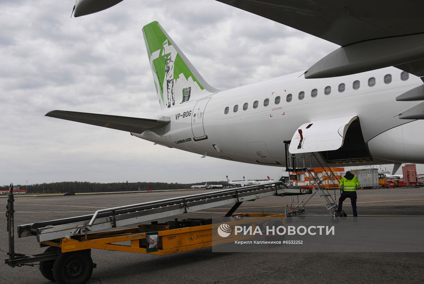 Прилет самолета S7 Airlines в новой ливрее в Домодедово