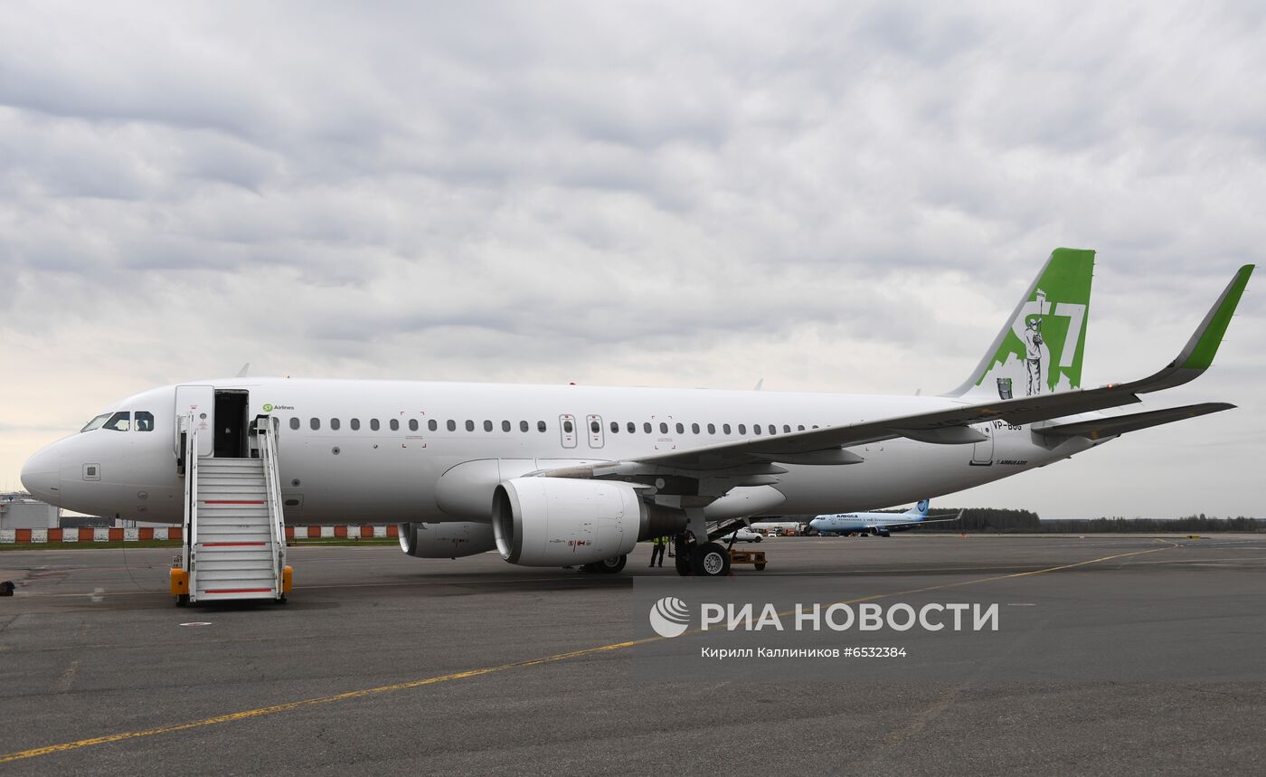 Прилет самолета S7 Airlines в новой ливрее в Домодедово