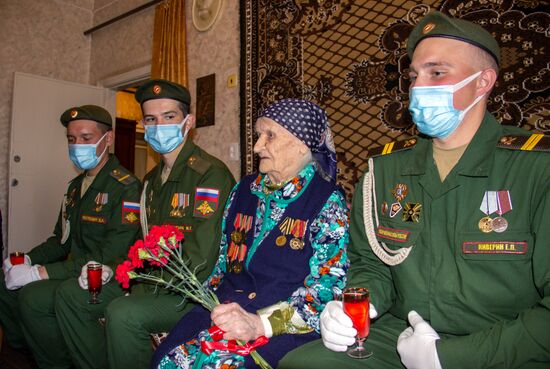 Поздравление ветерана ВОВ В. А. Петровой с наступающим Днем Победы