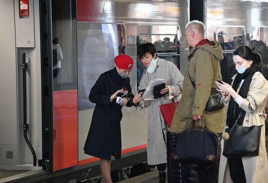 Отправление скоростного поезда "Ласточка" из Минска в Москву