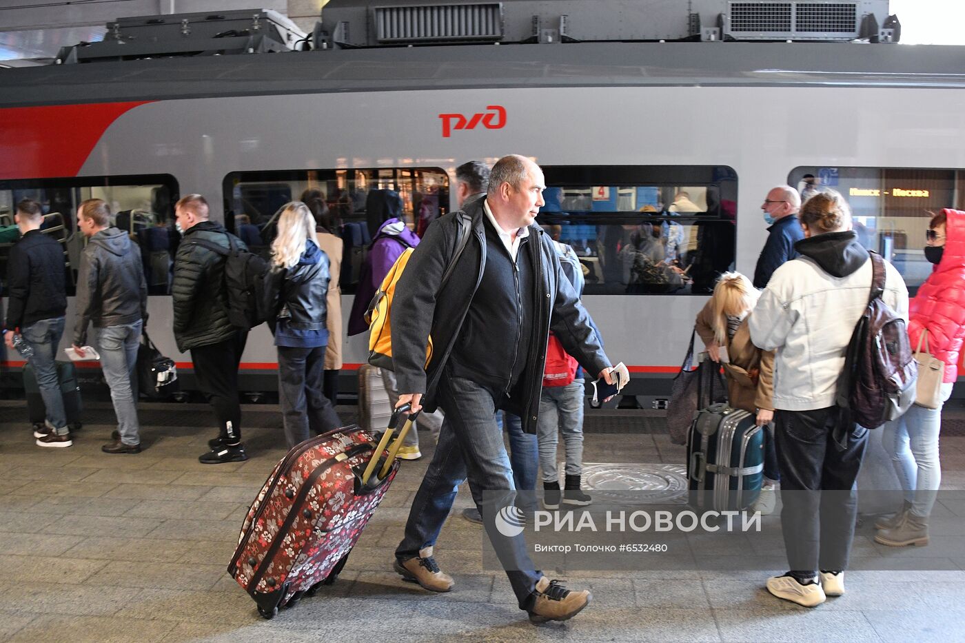 Отправление скоростного поезда "Ласточка" из Минска в Москву