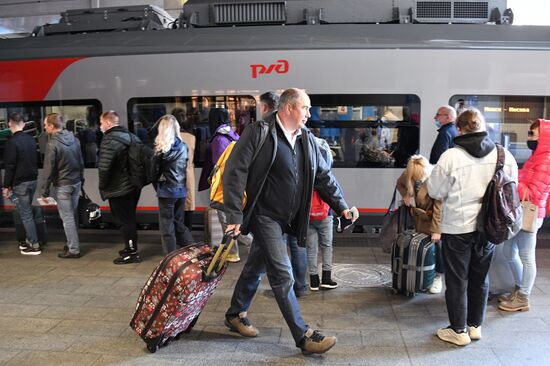 Отправление скоростного поезда "Ласточка" из Минска в Москву