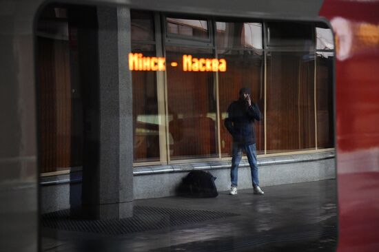 Отправление скоростного поезда "Ласточка" из Минска в Москву