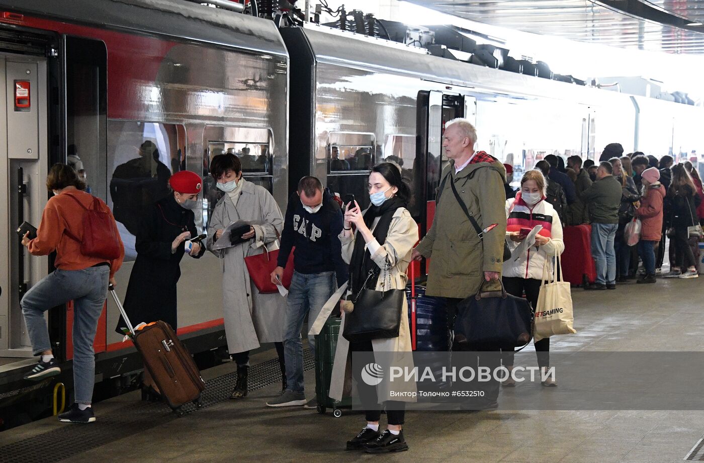 Отправление скоростного поезда "Ласточка" из Минска в Москву