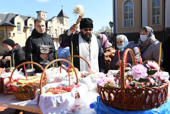 В какие дни освящают куличи на пасху. Освящение Пасхи. Что освящают на Пасху. Освящение пасхальных куличей. Освещение куличей на Пасху.