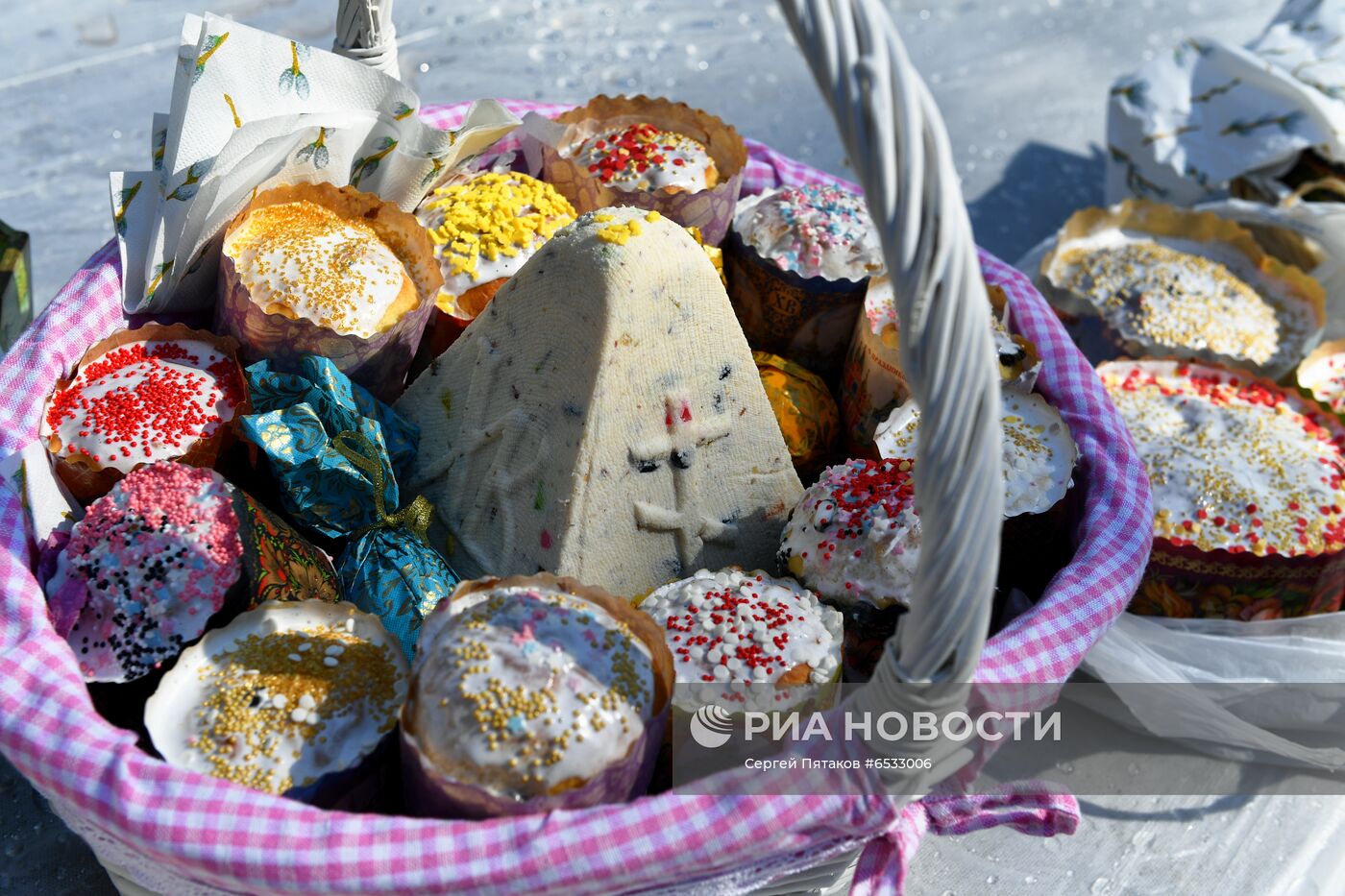 Освящение пасхальных куличей и яиц 