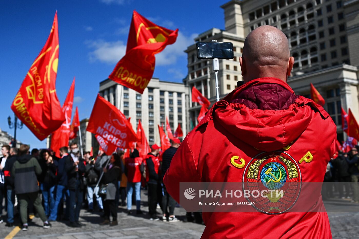 Возложение цветов сторонниками КПРФ в День международной солидарности трудящихся