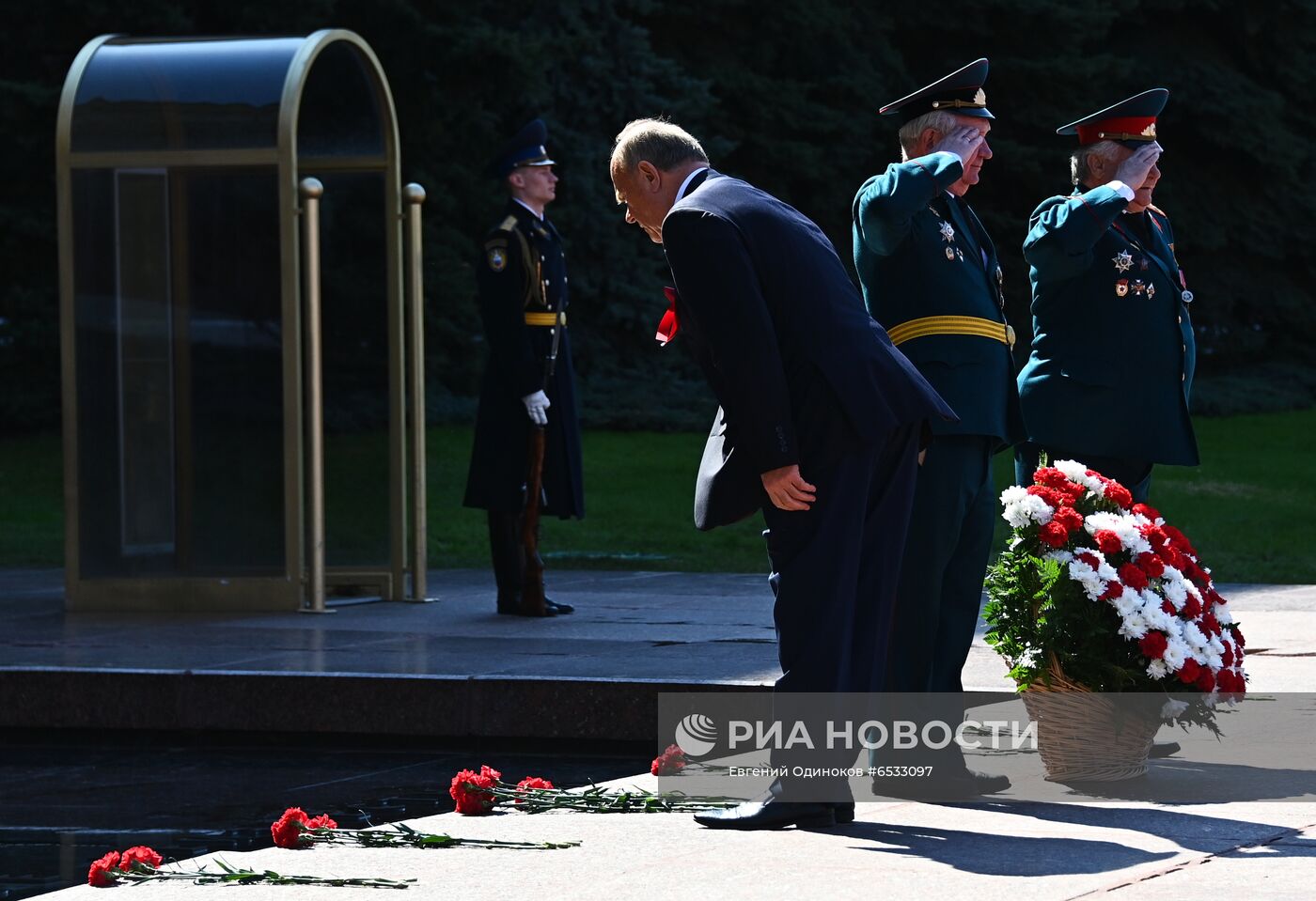 Возложение цветов сторонниками КПРФ в День международной солидарности трудящихся