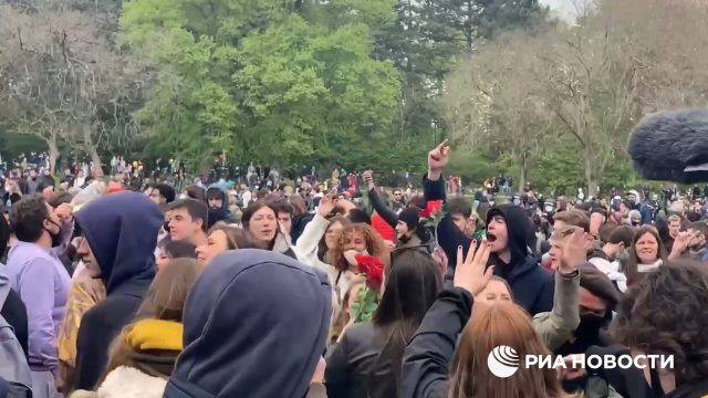 Тысячи жителей Брюсселя пришли в субботу в столичный парк Ля Камбр на фестиваль Boum2