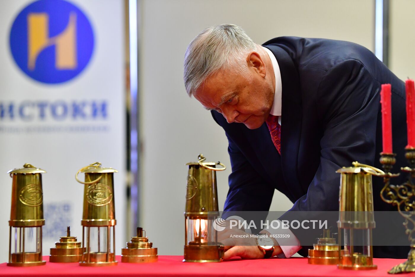 Встреча Благодатного огня в аэропорту Внуково