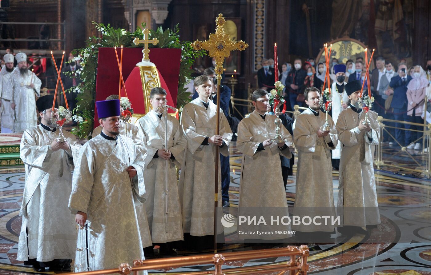 Пасхальное богослужение в храме Христа Спасителя