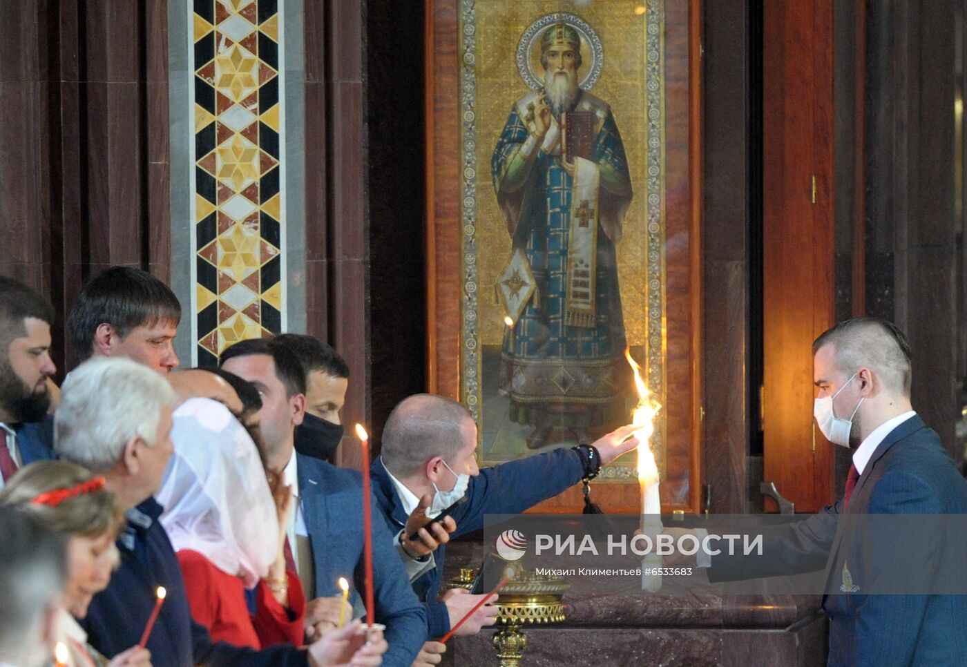 Пасхальное богослужение в храме Христа Спасителя