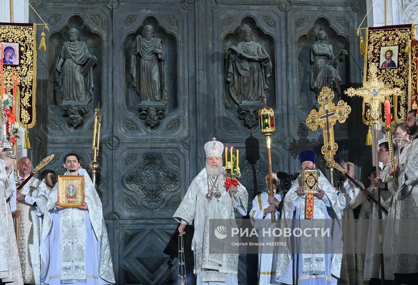 Пасхальное богослужение в храме Христа Спасителя