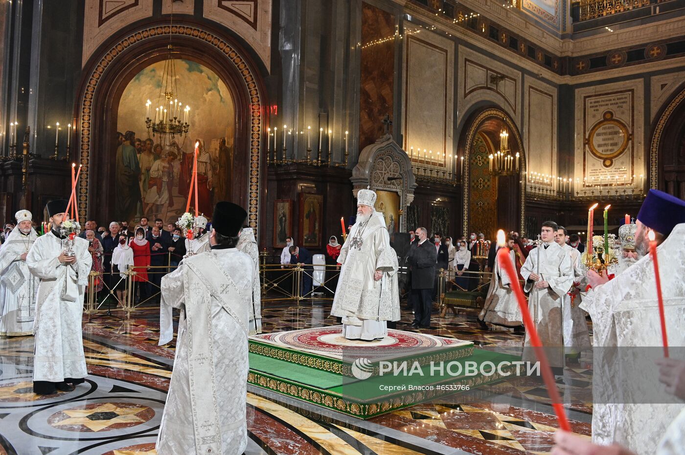 Пасхальное богослужение в храме Христа Спасителя