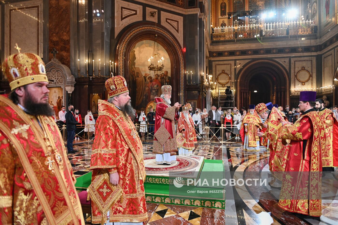 Пасхальное богослужение в храме Христа Спасителя