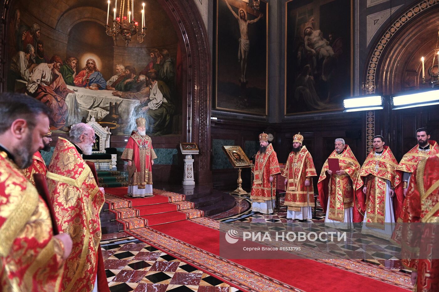 Пасхальное богослужение в храме Христа Спасителя