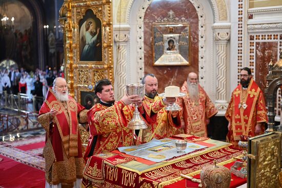 Пасхальное богослужение в храме Христа Спасителя