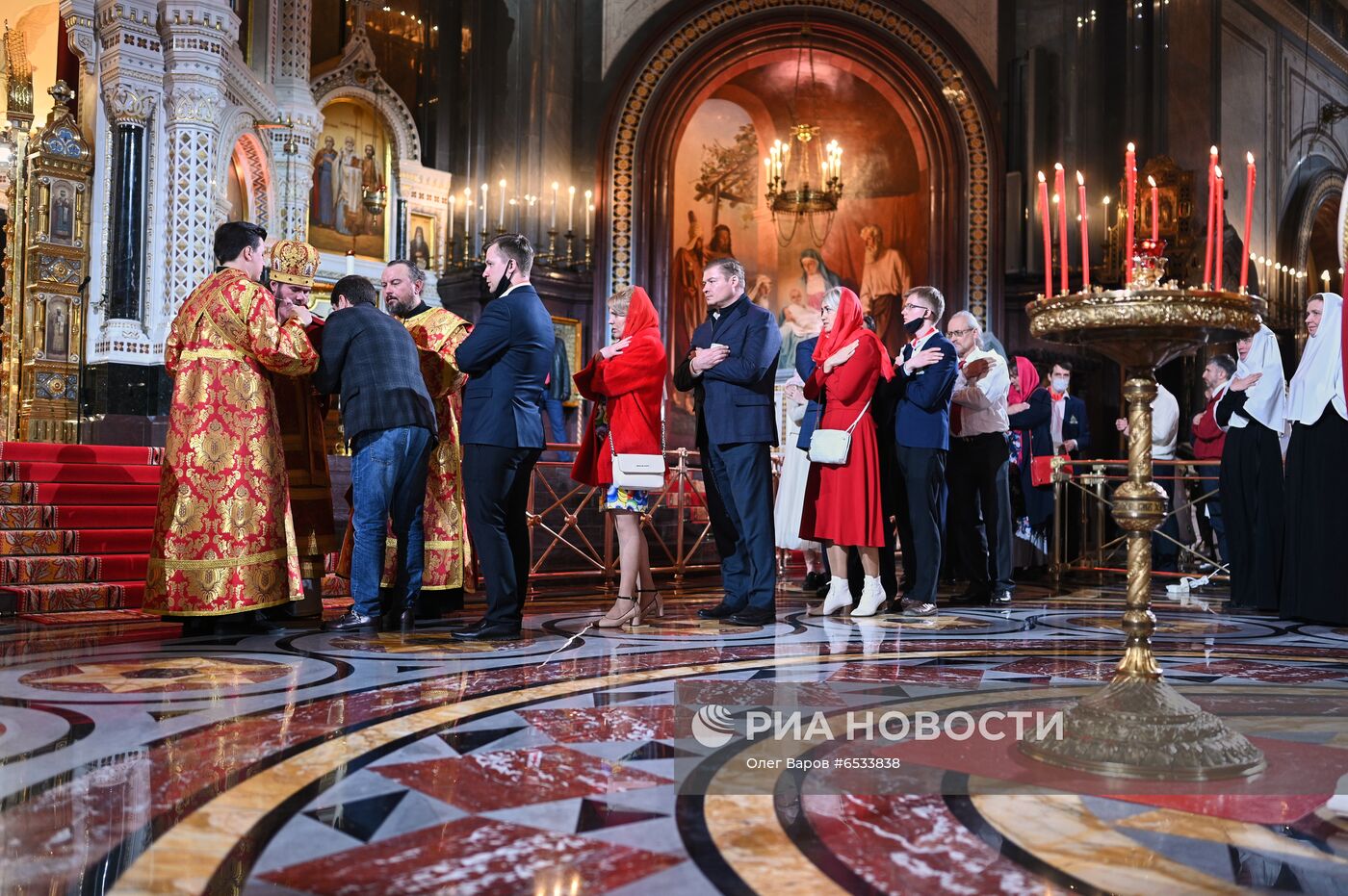 Пасхальное богослужение в храме Христа Спасителя