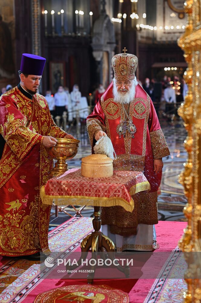 Пасхальное богослужение в храме Христа Спасителя