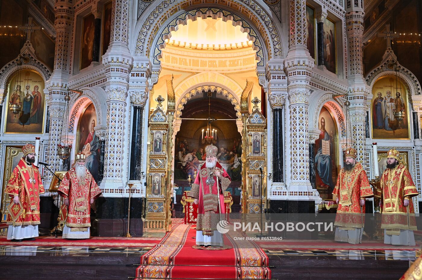 Пасхальное богослужение в храме Христа Спасителя