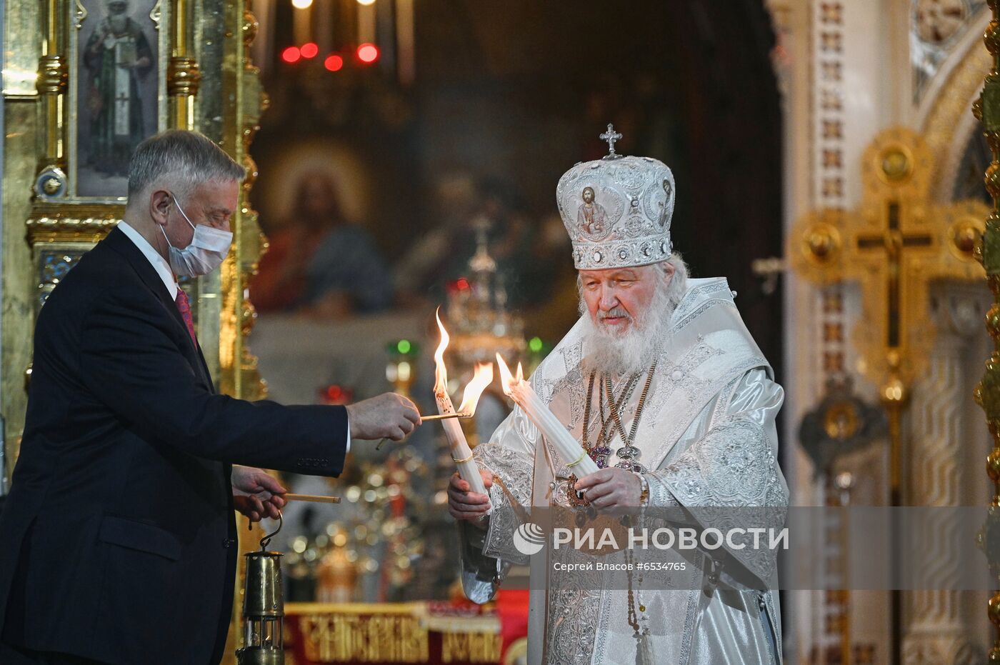 Пасхальное богослужение в храме Христа Спасителя