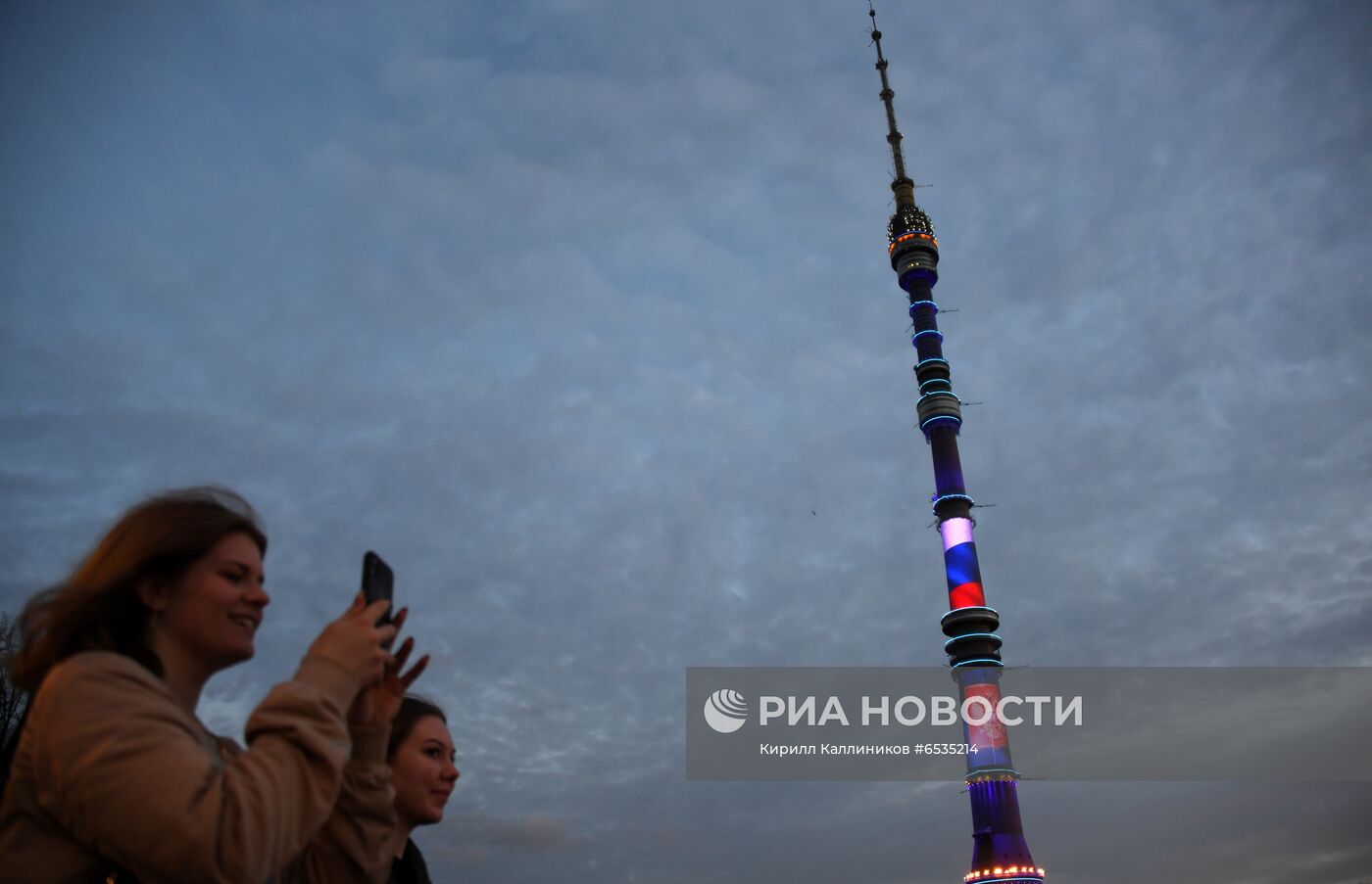 Останкинскую телебашню подсветили в рамках акции "Бессмертный полк"