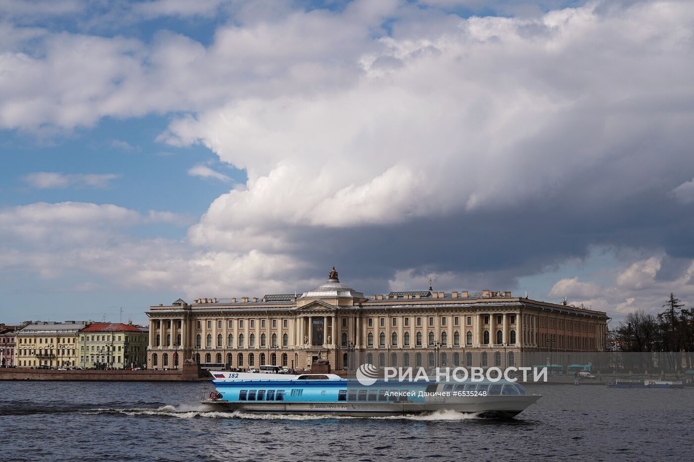 Открытие водного туристического сезона в Петербурге