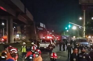 Ситуация на месте обрушения метромоста в Мехико