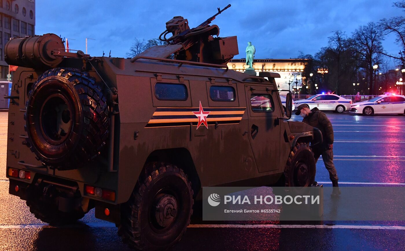 Ночная репетиция парада Победы в Москве 