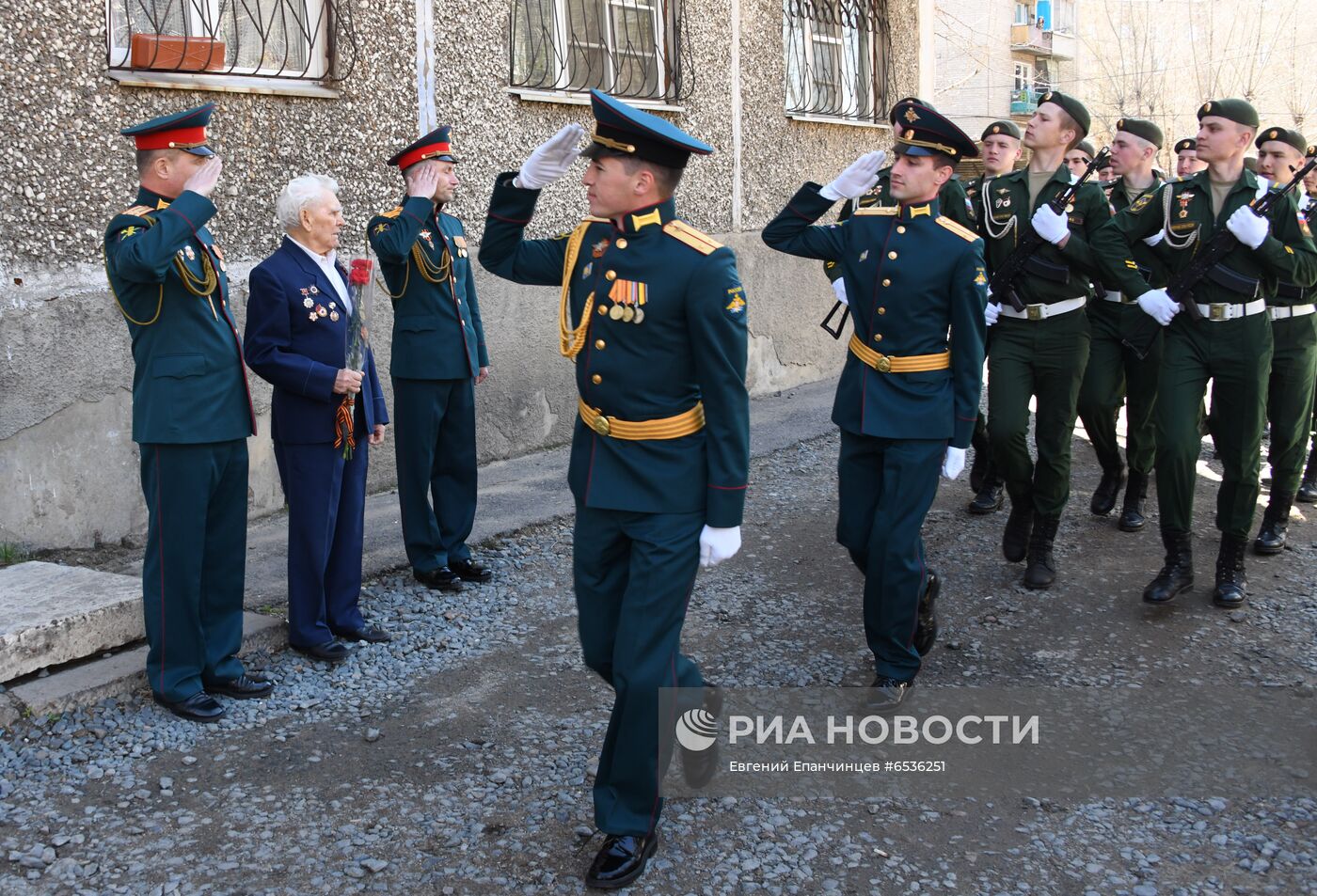 Поздравление ветеранов Великой Отечественной войны с Днем Победы